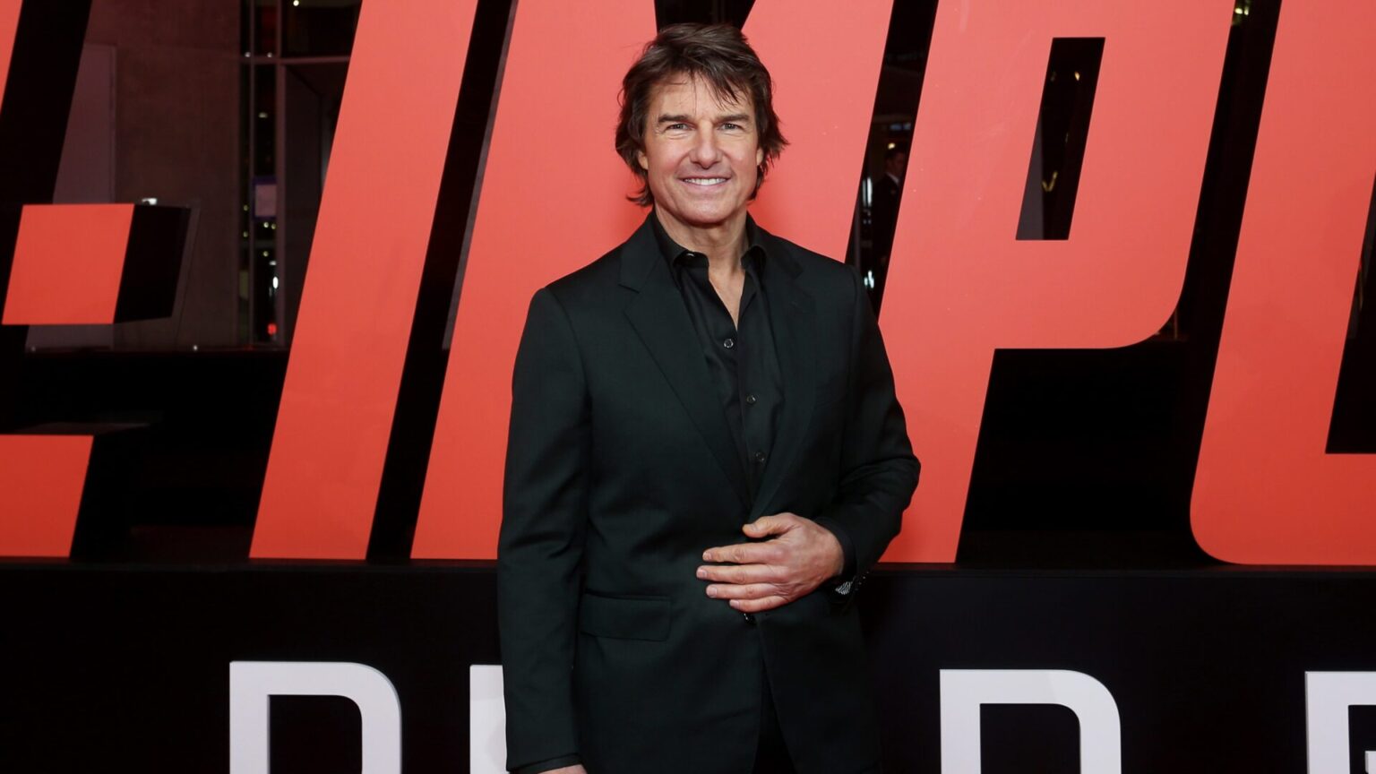 Tom Cruise Talks Underwater MISSION IMPOSSIBLE Stunt