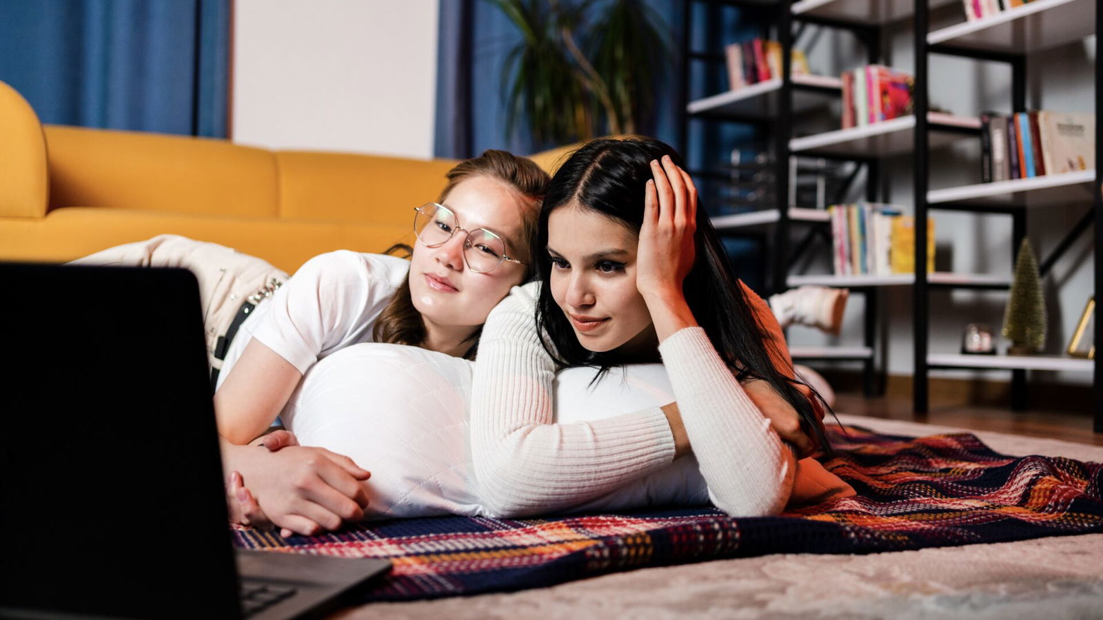 streaming, TV, teens, friends
