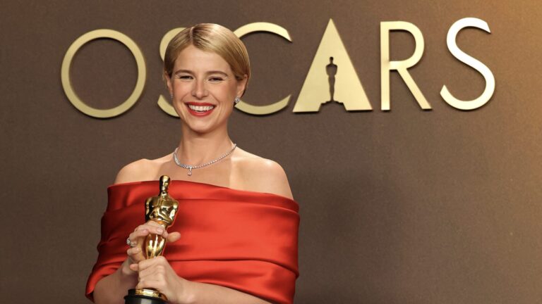 Best Actress Winner Gushes About Marriage, Motherhood at Oscars