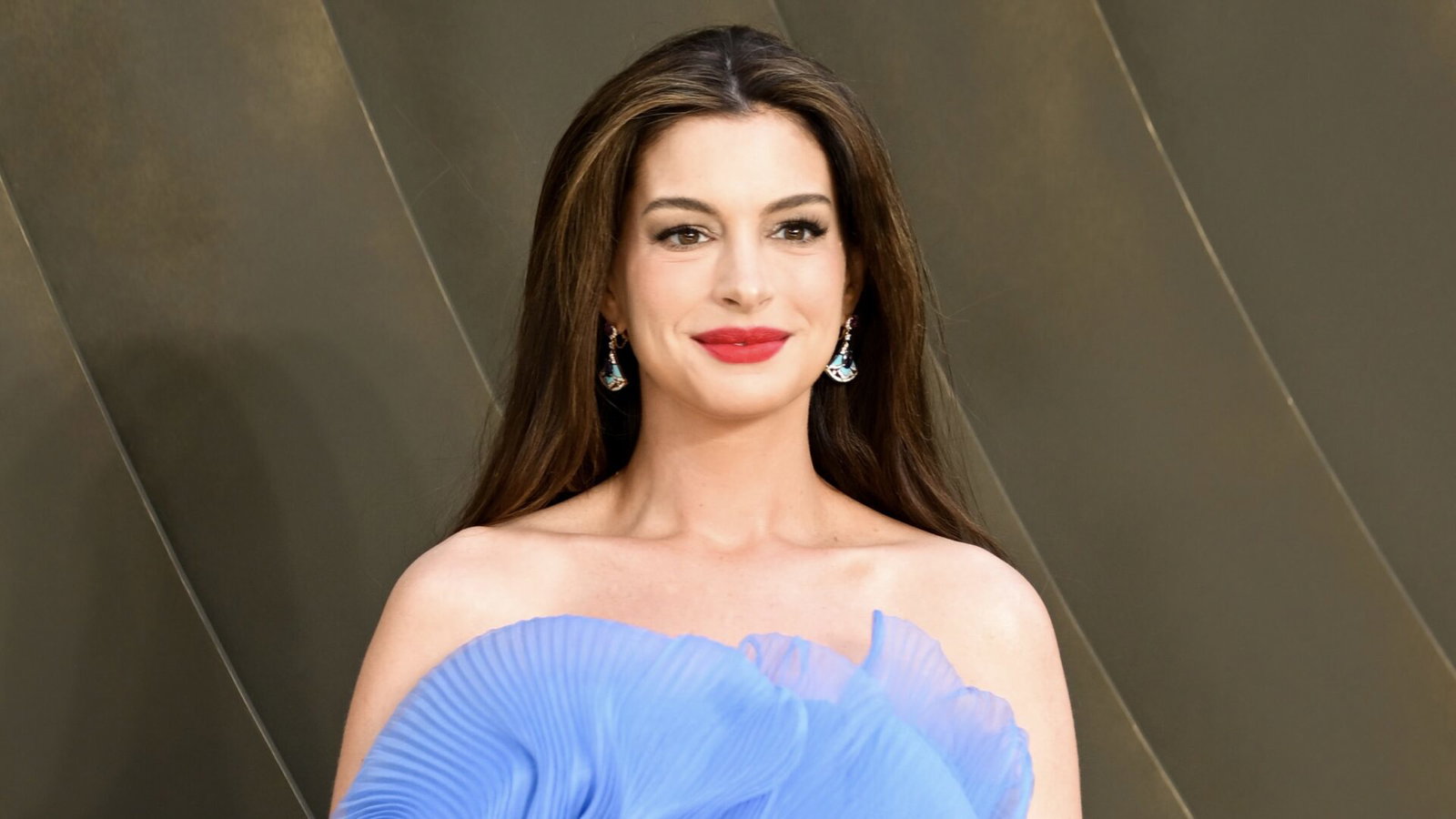 Anne Hathaway Gives PRINCESS DIARIES 3 Updates